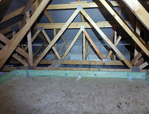 Zateplení novostavby s valbovou střechou pomocí foukané izolace